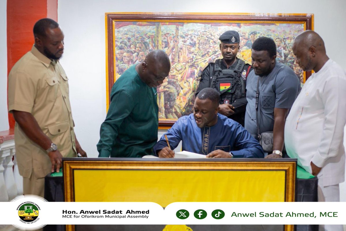_adjeibrefo's tweet image. Alongside Dr. Maxwell Boakye, the Council of State Member for the Western Region, the MCE for Oforikrom Municipal Assembly, Hon. Anwel Sadat Ahmed, had the privilege of paying a courtesy visit to the Asantehene, His Royal Majesty Otumfuo Osei Tutu II, at the Manhyia Palace.