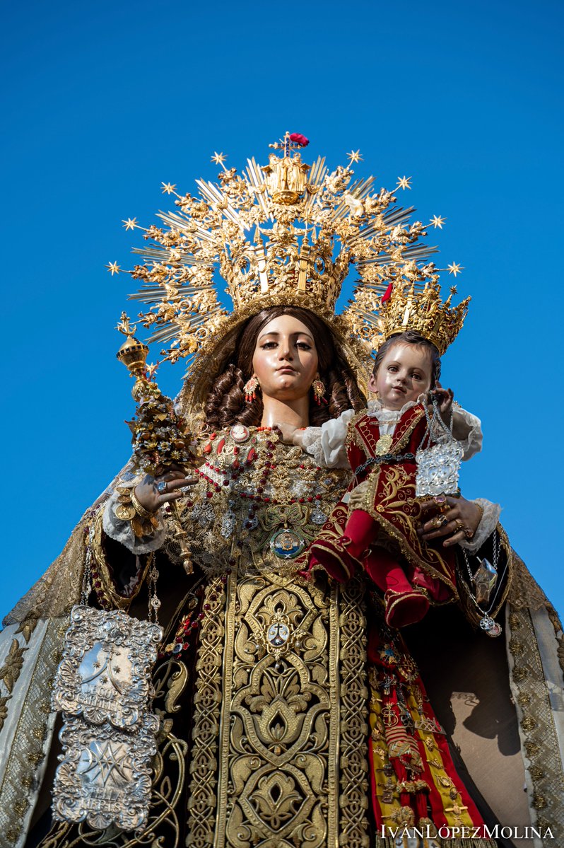 Rosario de la aurora y traslado al puerto de Nuestra Señora del Carmen Coronada para su procesión marítima.

@carmendelperchel
#CofradíasMLG
