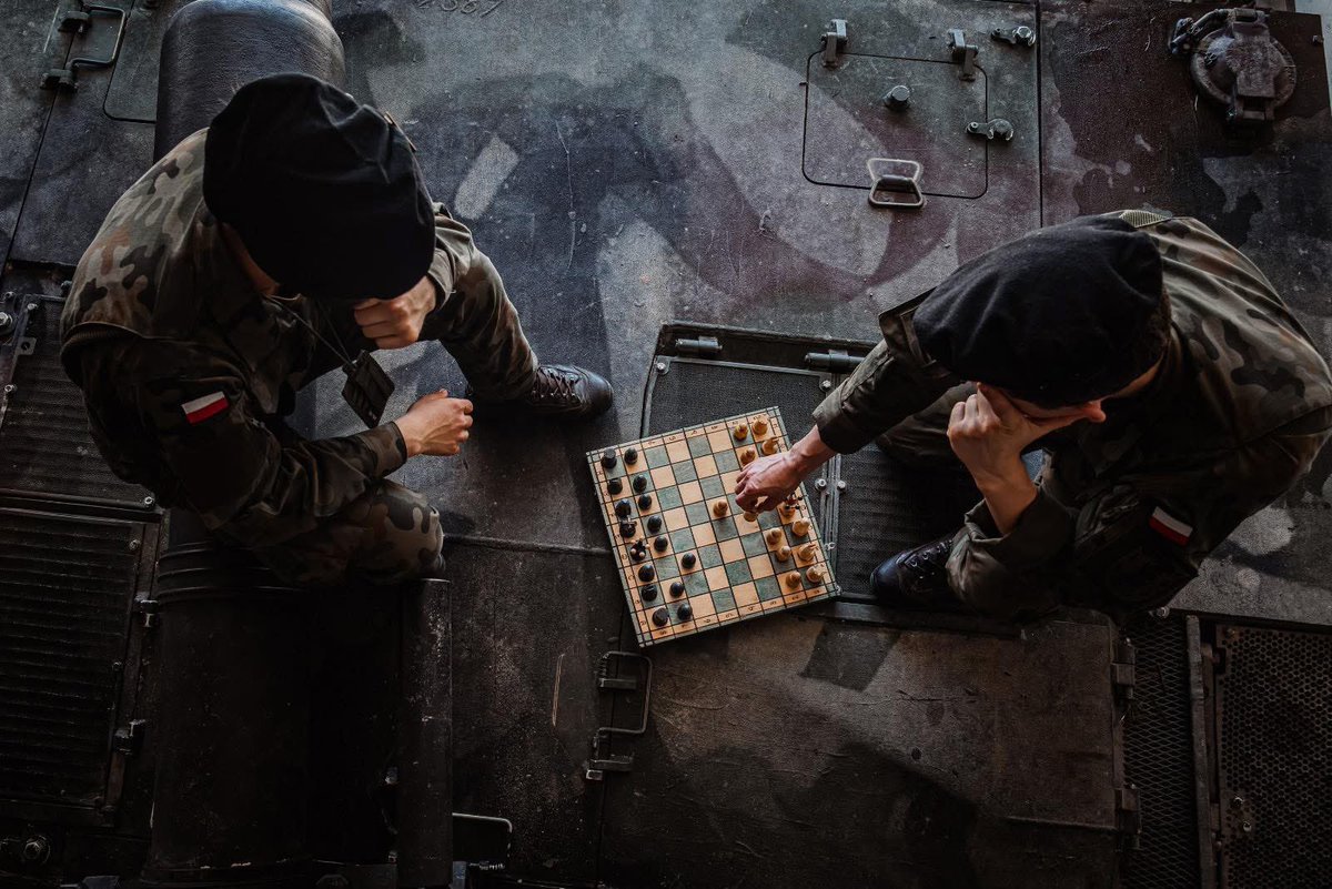 1WBPanc's tweet image. 🧠 Ludzki mózg potrafi przewidzieć nawet kilkanaście ruchów do przodu — jeżeli regularnie ćwiczy.
♟️Na co dzień żołnierze @1WBPanc nie rozgrywają partii na #Abrams (choć wygląda to efektownie), ale w naszych szeregach nie brakuje miłośników #Szachy.
#MiędzynarodowyDzieńSzachów