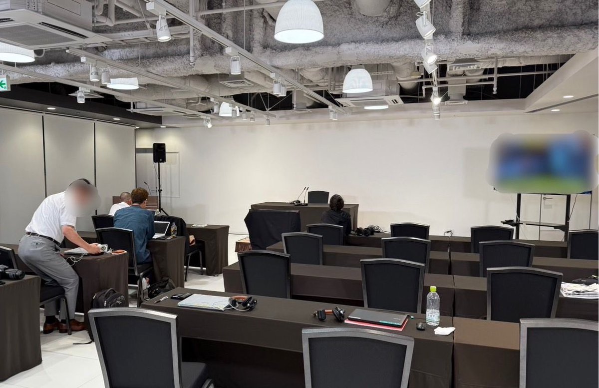 🎙️各政党に記者を派遣中🎙️

【再生の道】
技術幹事がテレビ東京なので、会場のモニターでは無音で「家、ついて行ってイイですか？」がついており記者たちがチラ見しながら準備を進めています。（鳥山穣）

▼開票特番は20時から！
radiko.jp/share/?sid=TBS… #ss954 #参院選