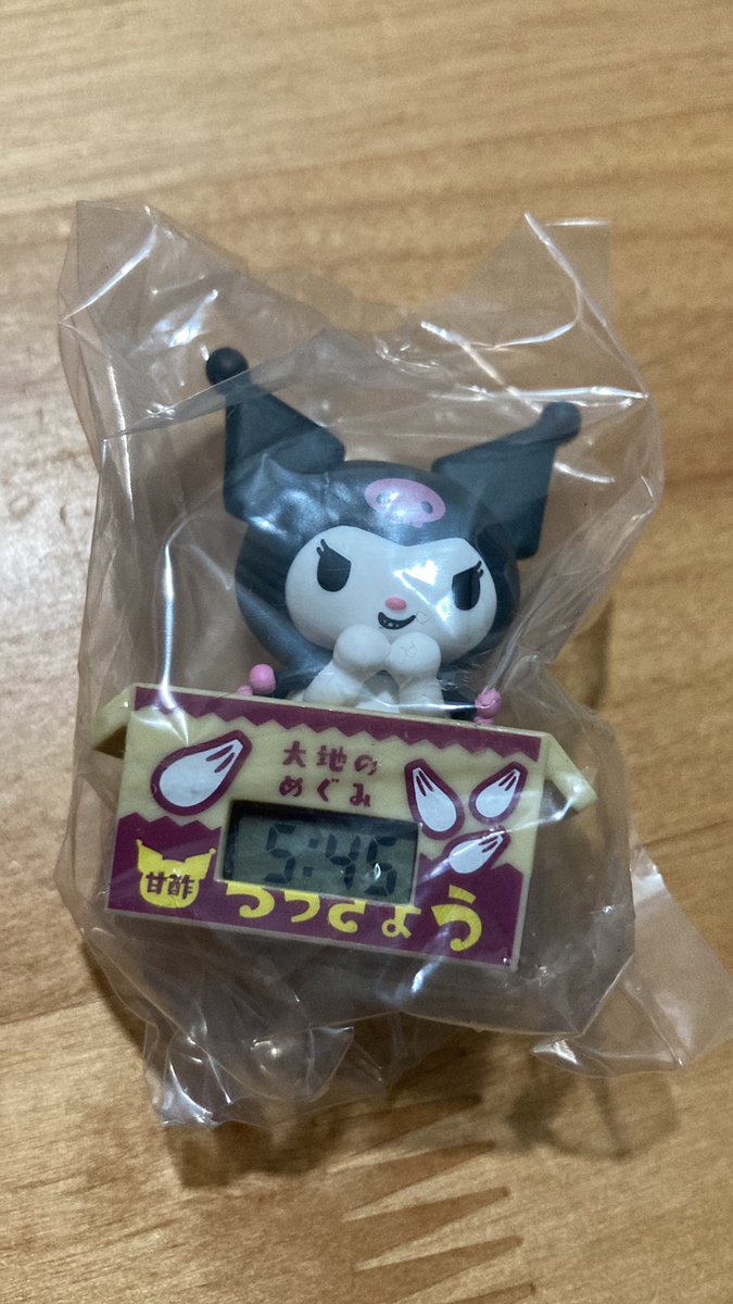 smapluvaxa's tweet image. 日焼けのガチャ見つけたので3回。
キティとダニエル引けた!!!
あと1つはクロミちゃんでした😂
あと時計のやつ〜
やっぱりクロミちゃん。こういうの大体クロミちゃん引く。クロミちゃん推しが身近にいたら良かったのにー!