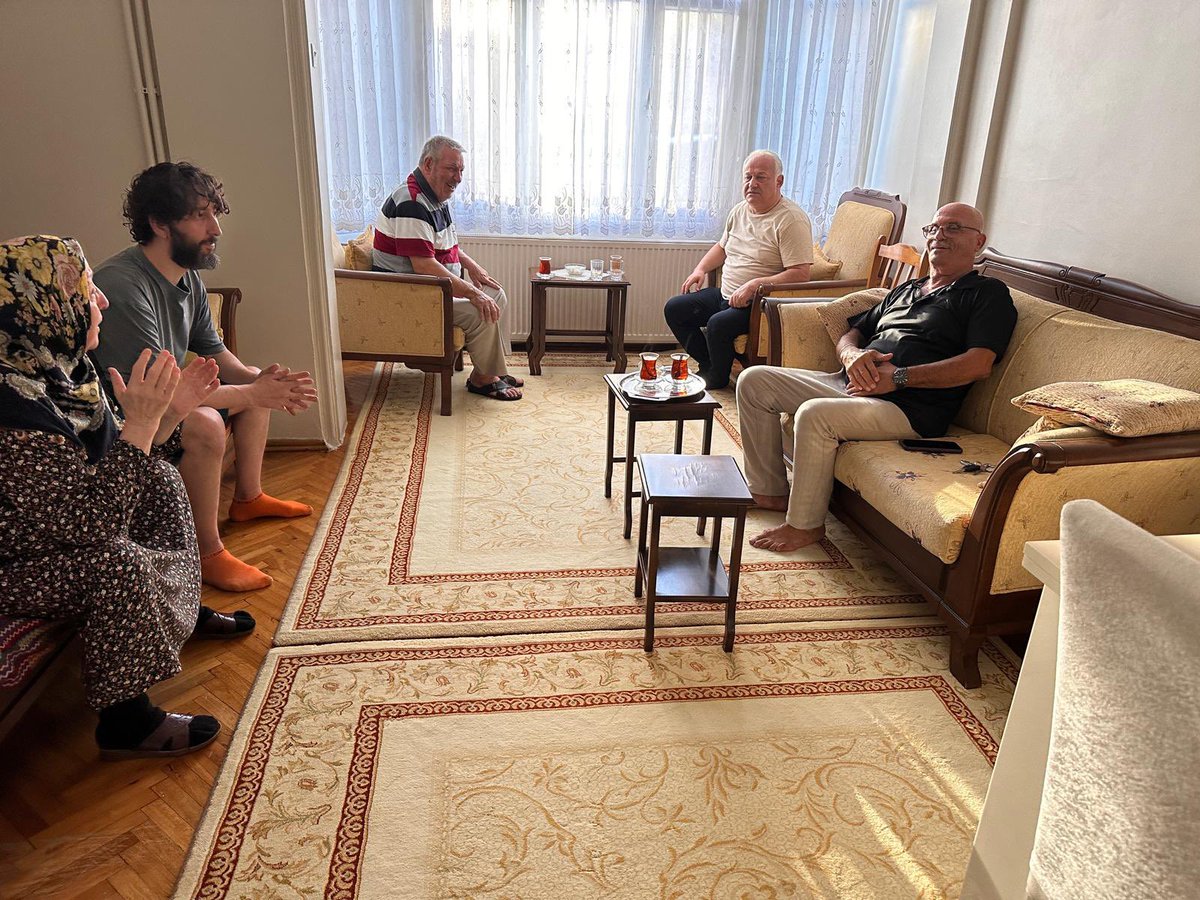 #HerMahallesiyle Ümraniye diyerek 35 Mahallemizin dört bir yanında çalınmadık kapı, sıkılmadık el, dokunmadık yürek bırakmayacağız.

İlçe Yönetim Kurulu Üyemiz Mehmet Türk ve Mahalle Başkanımız Mehmet Evecen mahalledeki hanelerimizi ziyaret ederek, onların taleplerini ve