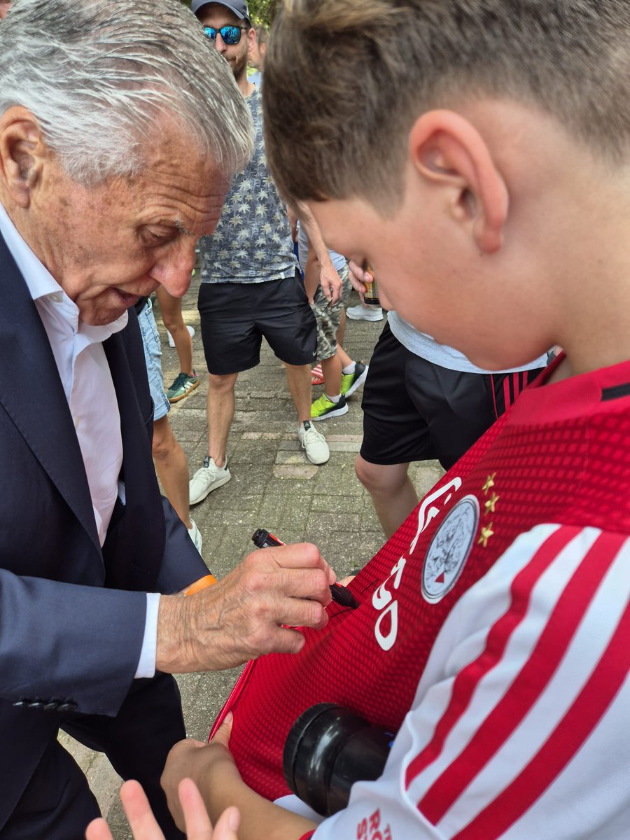11 jaar verschil, wat een baas blijft hij toch! <a href="/Sjaak_Swart8/">Sjaak Swart</a> <a href="/ajaxlife/">Ajax Life</a> <a href="/AFCAjax/">AFC Ajax</a>