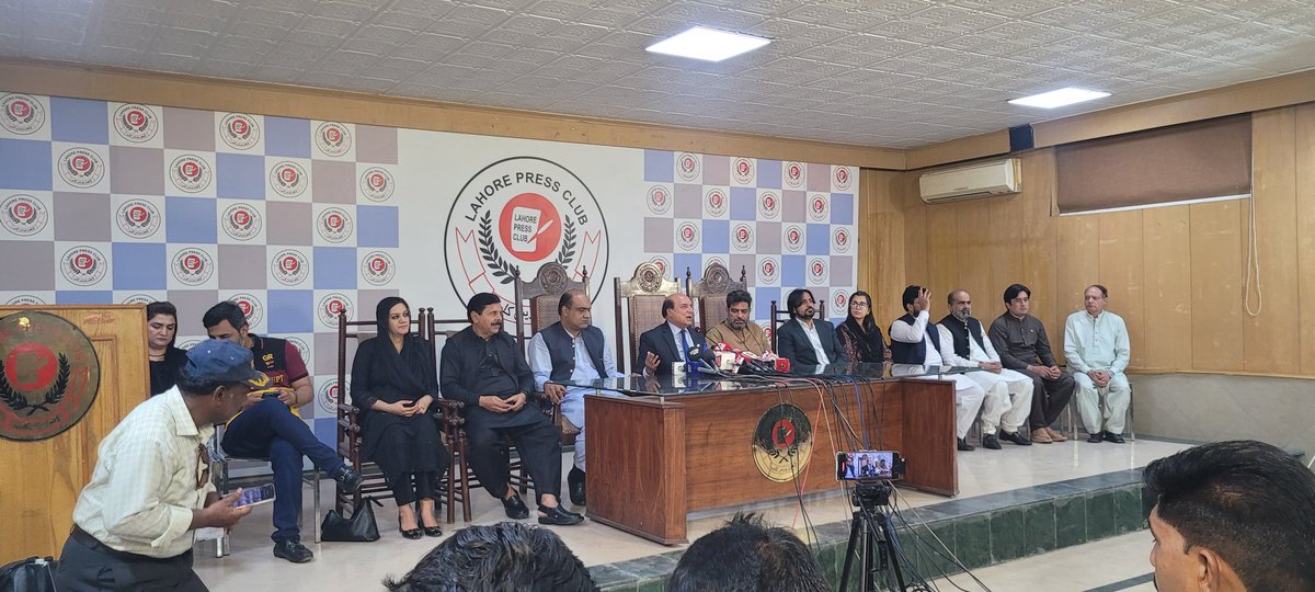 لاہور پریس کلب میں پاکستان تحریک انصاف کے رہنما 9 مئی کے حوالے سے پریس کانفرنس کر رہے ہیں