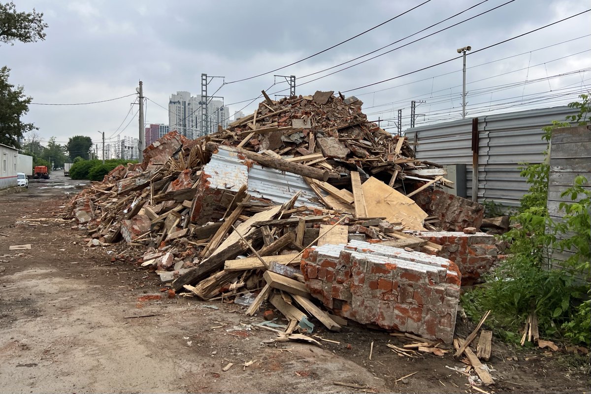 uberkotik's tweet image. сейчас вот случайно обнаружил, что на Валаамской улице, вчера, как сказали мне рабочие, снесли бывший телеграфный пост «литер 0» Николаевской железной дороги, который был построен в 1851 году