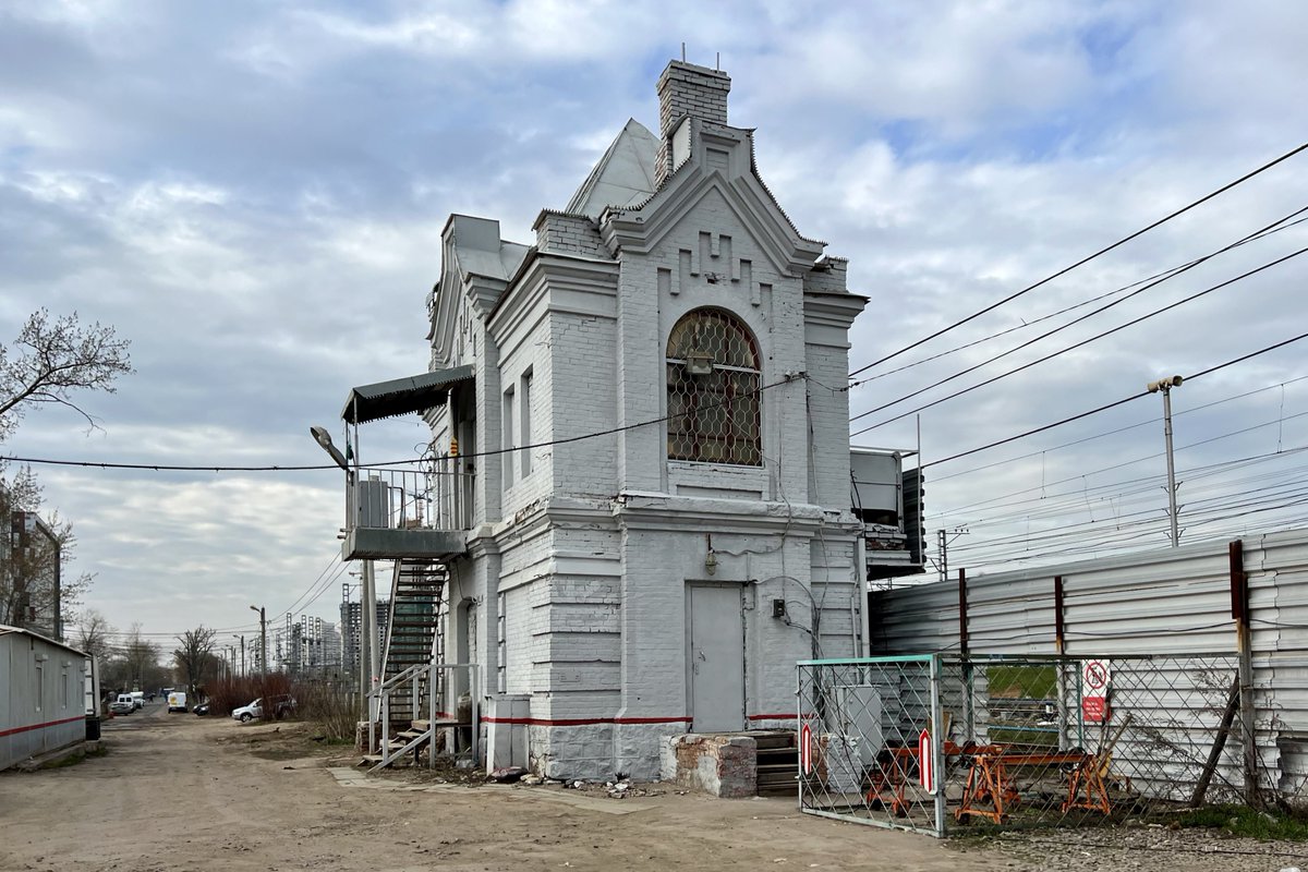 uberkotik's tweet image. сейчас вот случайно обнаружил, что на Валаамской улице, вчера, как сказали мне рабочие, снесли бывший телеграфный пост «литер 0» Николаевской железной дороги, который был построен в 1851 году