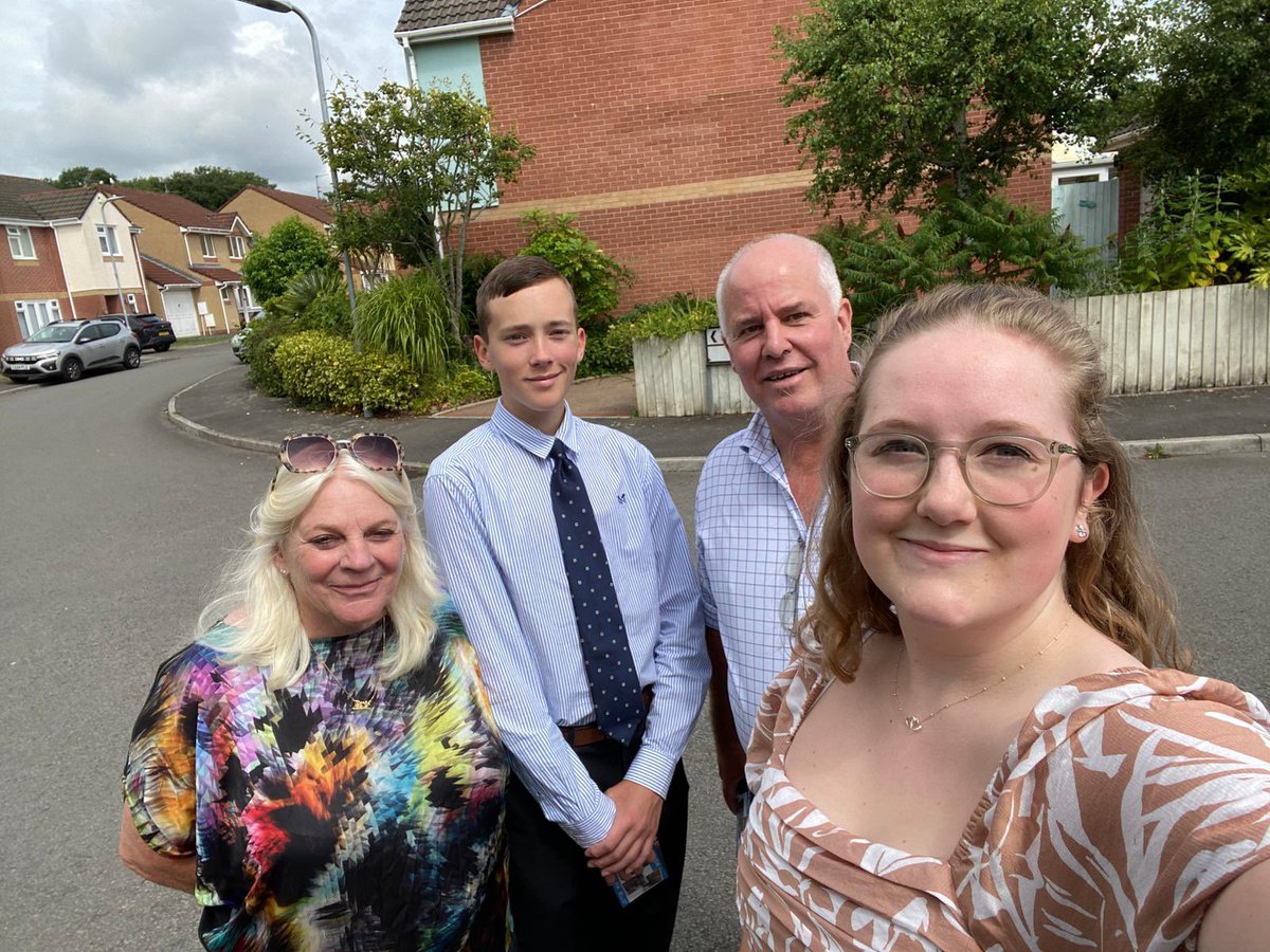 AndrewRTDavies's tweet image. Another Saturday morning spent out speaking to residents in Barry. Yet again, the two main topics that came up were overdevelopment and immigration.
Last week, an activist from another party claimed there was no link between the two issues. I disagree strongly. And from the…