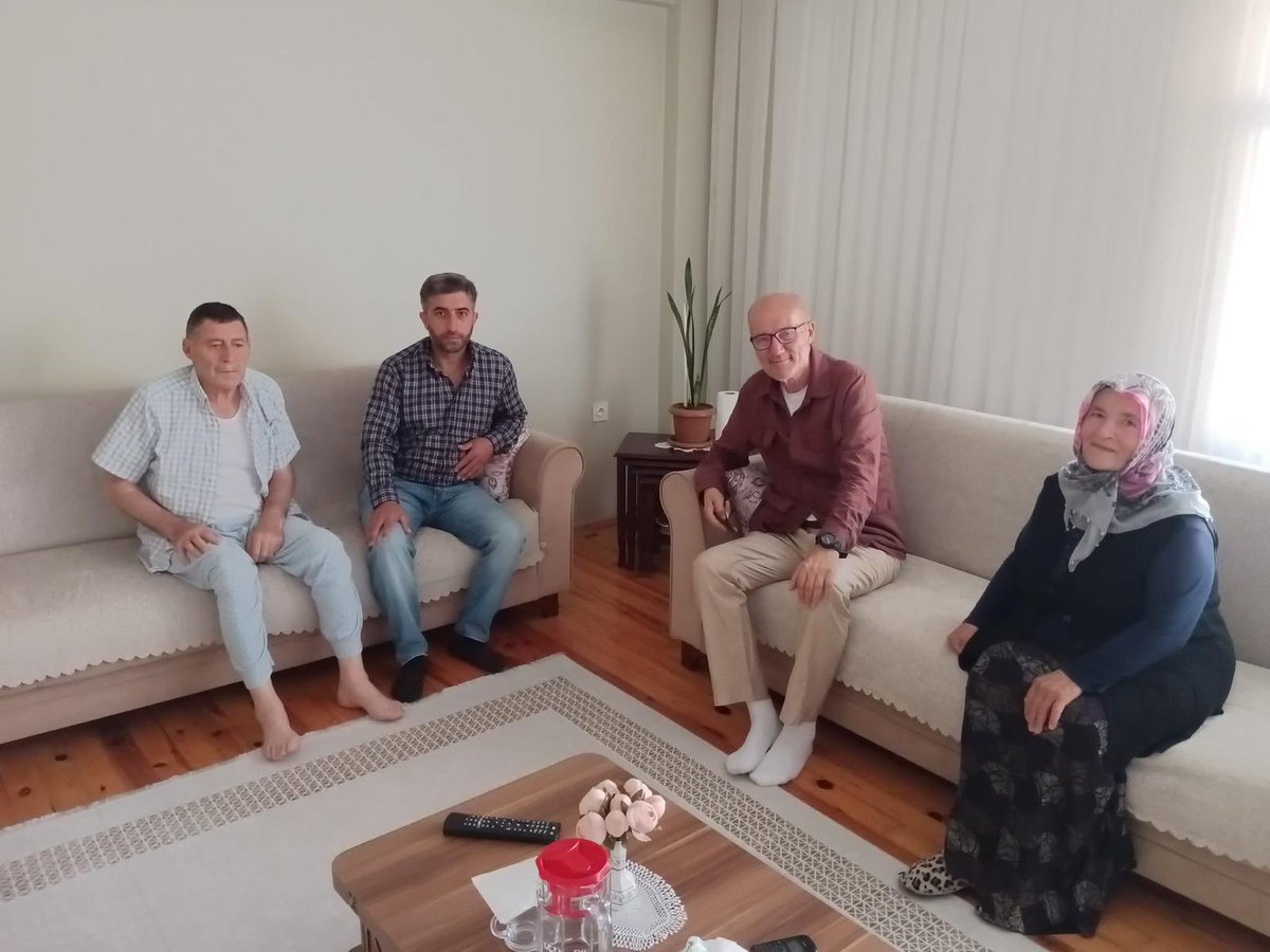 #HerMahallesiyle Ümraniye diyerek 35 Mahallemizin dört bir yanında çalınmadık kapı, sıkılmadık el, dokunmadık yürek bırakmayacağız.

İlçe Yönetim Kurulu Üyemiz Erdinç Yörük ve Mahalle yönetim Kurulu Üyemiz, mahalledeki hanelerimizi ziyaret ederek, onların taleplerini ve