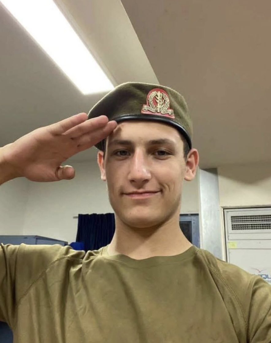 KElharrar's tweet image. משתתפת בצער העמוק של משפחתו של רב״ט דן שמשון מנדל פיליפסון, ששם קץ לחייו בשבוע שעבר.
דן נולד וגדל באוסלו, חלם להיות לוחם, והגשים את החלום: עלה לארץ, למד עברית, התגייס לצנחנים והפך לחייל אהוב ומוערך.
שוב ושוב אנחנו שומעים על חיילים שמתמודדים עם מצוקה נפשית קשה ולא שורדים אותה. זו…