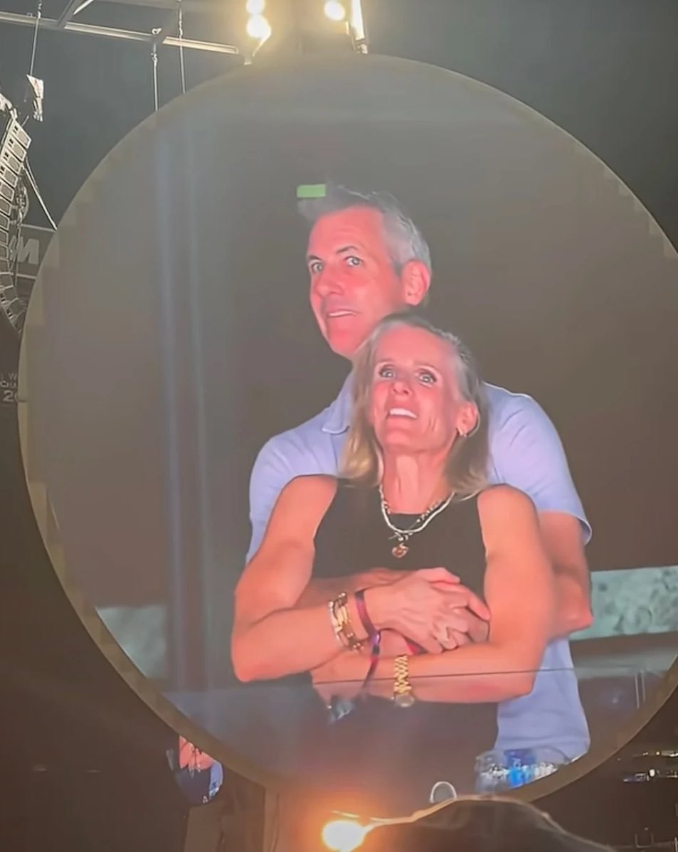 populicc's tweet image. Coldplay konserinde yakalanan Astronomer şirketinin CEO'su Andy Byron ve İK Müdürü Kristin Cabot'un durumu literatüre yeni bir kelime kazandırdı.
Coldplayed: "Aldatmanın büyük etkinliklerde kamuya açık şekilde ifşa olması."