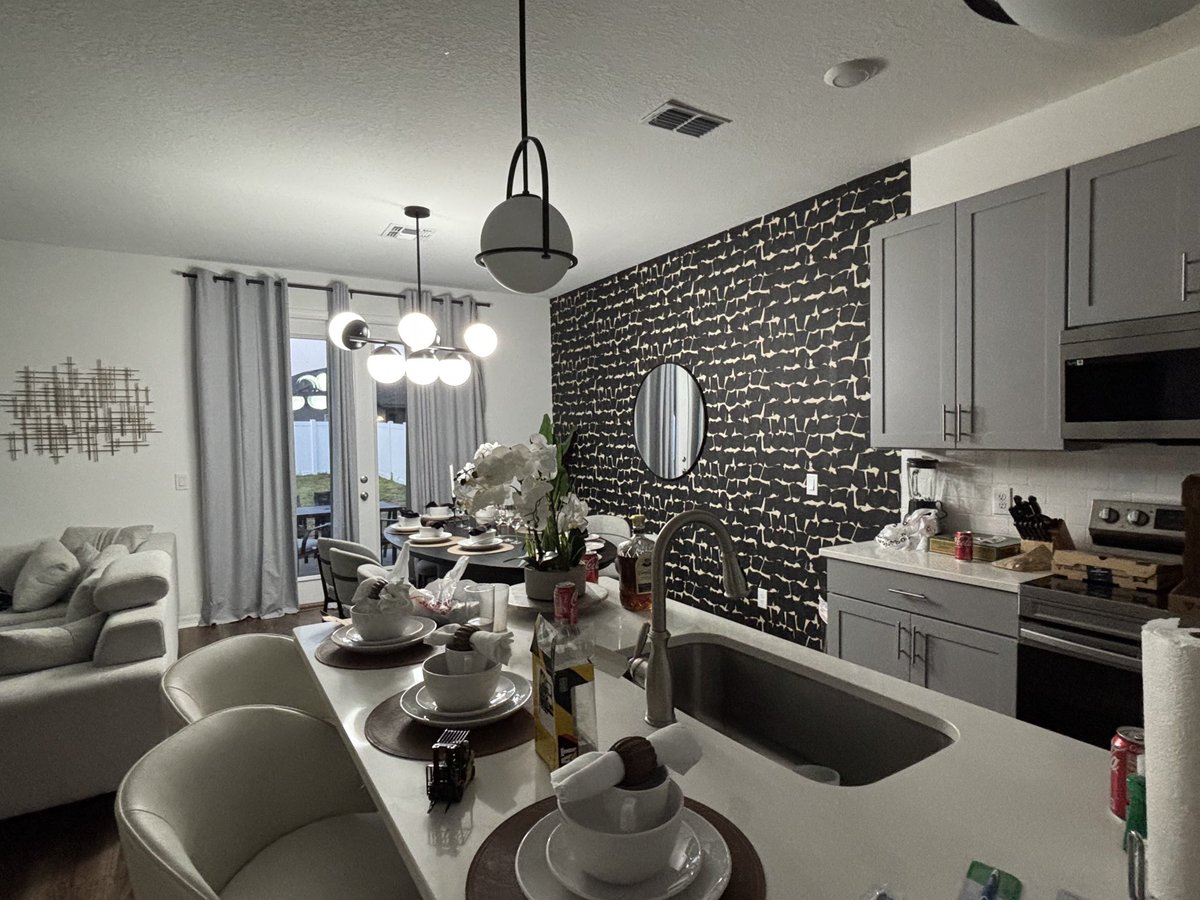 Enjoying my quiet morning coffee at the AirBnB and mapping out my Sunday run route.  I love Florida.  I’m gonna move here one day.  😑