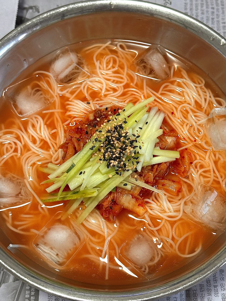chimgoim's tweet image. 벌집삽겹살이랑 양푼에 말아온 김치말이국수
국물 퍼먹으면 리셋됨 고기가 끝없이 드감