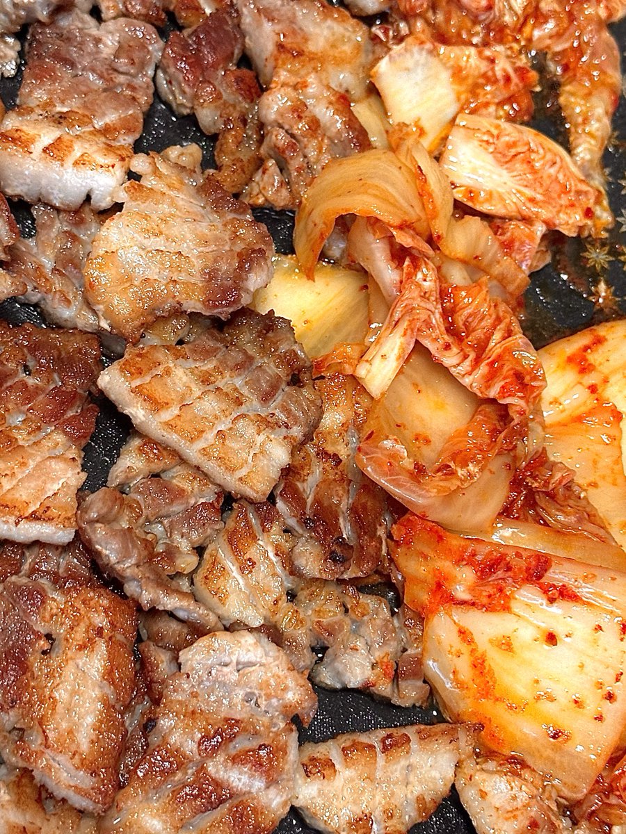 chimgoim's tweet image. 벌집삽겹살이랑 양푼에 말아온 김치말이국수
국물 퍼먹으면 리셋됨 고기가 끝없이 드감