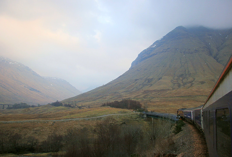 Tarka_Man's tweet image. Horseshoe Curve, between Upper Tyndrum and Bridge of Orchy under the mighty Beinn Dorain from the West Highland Sleeper on 30 March 2007 ©railarchive.org.uk
