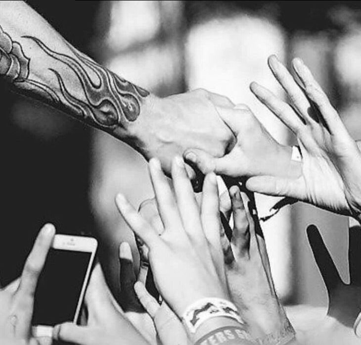 BloodyDidy's tweet image. 07/20: 8 years without #ChesterBennington . Each year I try to explain how I feel about this day. However, I'd need many words to say it. It's hard. So I'll just go with the simplest sentence someone could say: I miss him. I miss him so much.
#LinkinPark