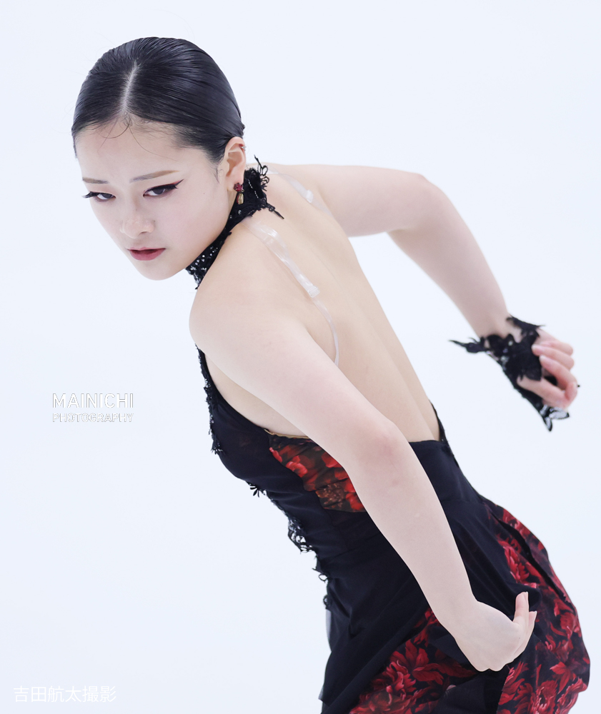 フィギュアスケートの #みなとアクルス杯。女子ショートプログラム（ＳＰ）で、#渡辺倫果 選手は演技直前に違う曲が流れるトラブルがありましたが、61・12点で３位に入りました。
女子SPの写真特集⛸️mainichi.jp/graphs/2025072…