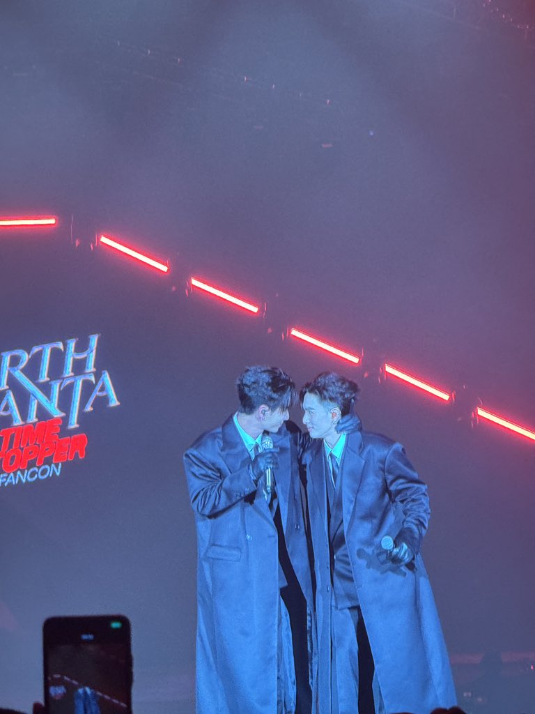 tnbau1's tweet image. ฉันมายินดีให้กับรักที่สดใส #PerthSantaFanconD2