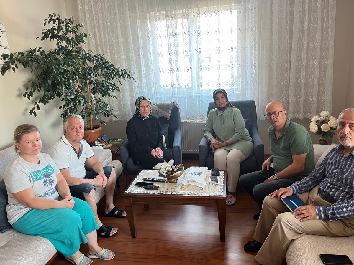 #HerMahallesiyle Ümraniye diyerek 35 Mahallemizin dört bir yanında çalınmadık kapı, sıkılmadık el, dokunmadık yürek bırakmayacağız.

İlçe Yönetim Kurulu Üyelerimiz Mehmet Azmi Demirbağ, Azize Oğur ve Mahalle Başkanımız Ahmet Fırat 15 Temmuz gazimizi hanesinde ziyaret ettiler.