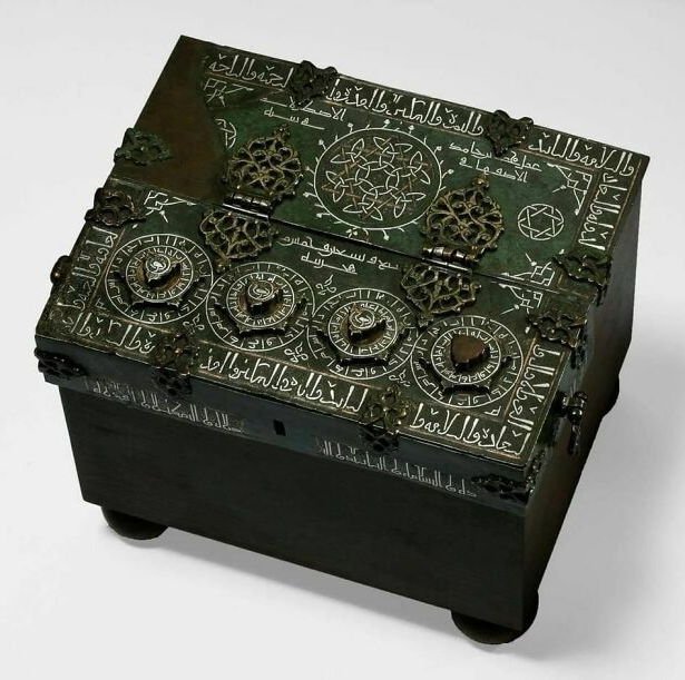 Этот ящик с механическим кодовым замком имеет 4 миллиарда различных комбинаций, и до сих пор ничего не известно о его содержимом.
Он был изготовлен 800 лет назад в Иране мастером по имени Мохаммад Хамид и сейчас находится в музее в Копенгагене.