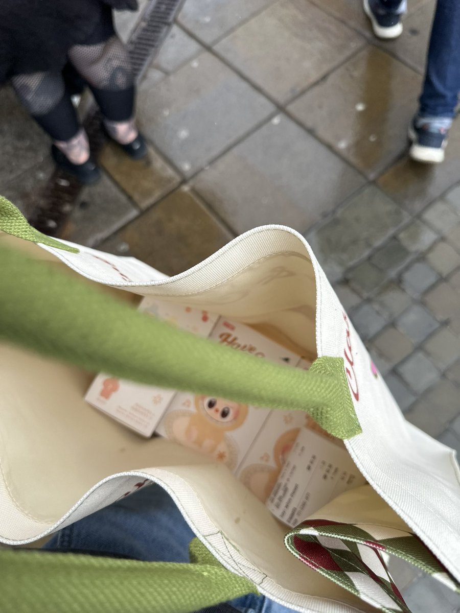 joomaibee's tweet image. bf ran his errands today HAHAHAHAHA