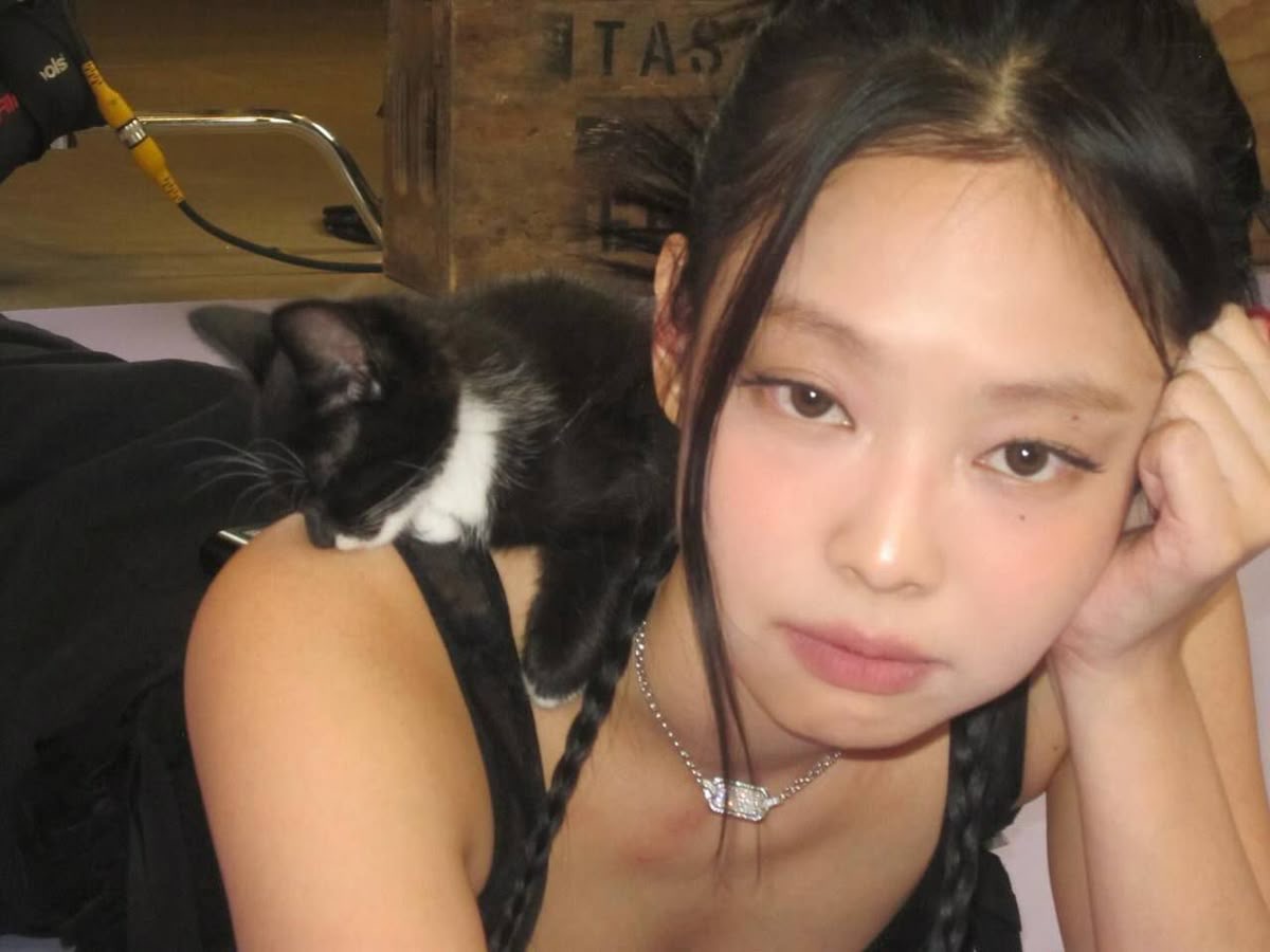 jennie and her twin in one picture