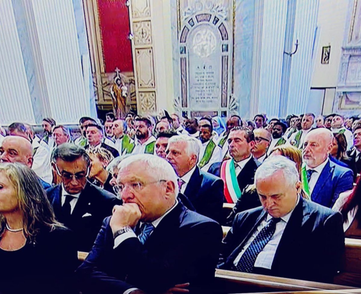 GiGiSSLazio's tweet image. Sinestetico, sto cazzo.
Imbarazzante, incompetente, inadeguato, impresentabile.
Il “doppio impegno”?
Non lo reggi.
La cosa pubblica?
Non può far a meno di te.
La #Lazio e i #Laziali?
Meritano di più.
#Lotito #Lotitovattene #LiberaLaLazio