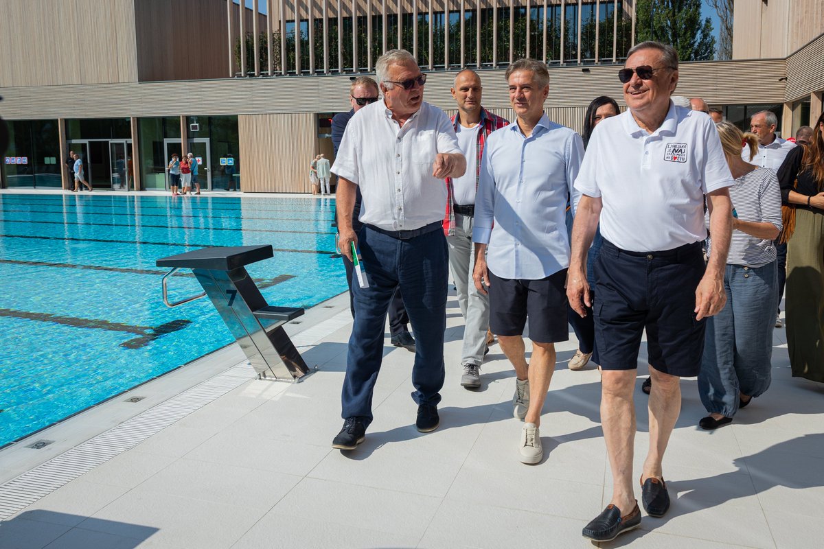 vladaRS's tweet image. Predsednik vlade dr. Robert Golob se je danes udeležil slavnostne otvoritve prenovljenega Kopališča Vevče v Dobrunjah pri Ljubljani. Kopališče bo sodoben športno-rekreativni center, zasnovan za aktivno preživljanje prostega časa vseh generacij.
Več v sporočilu za javnost 👇…