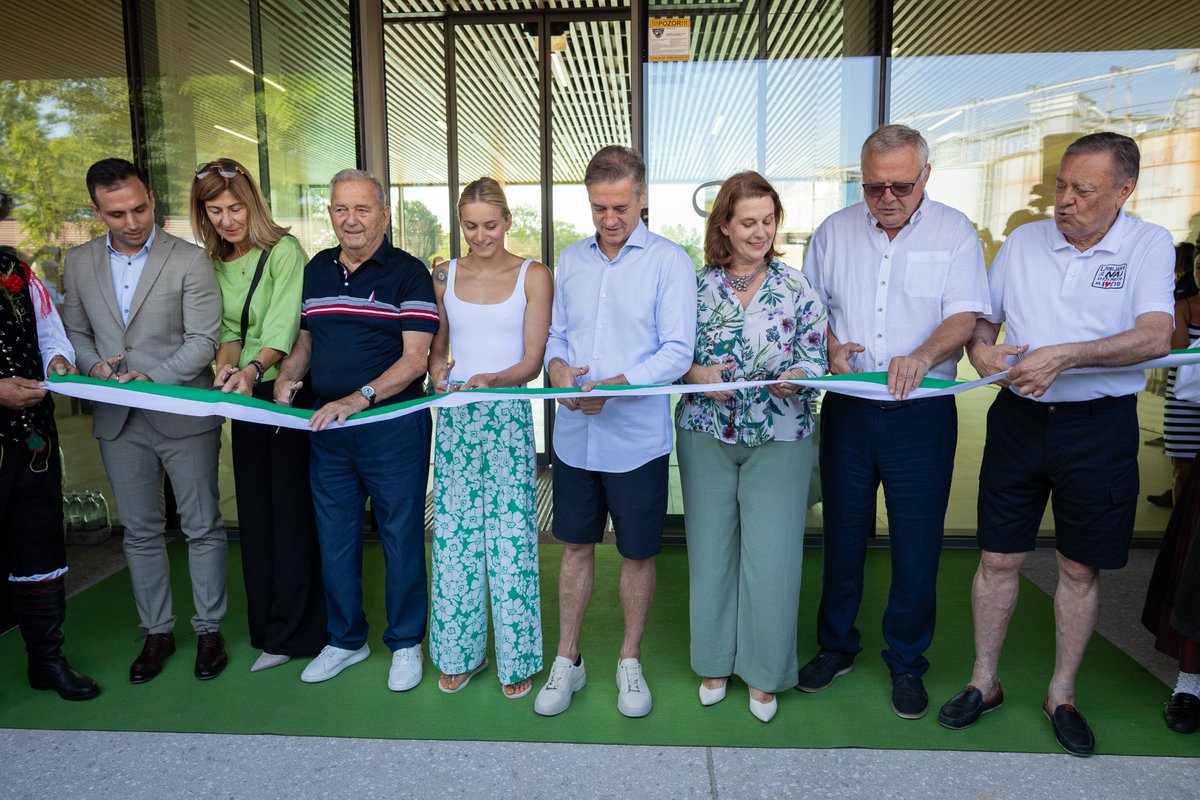 vladaRS's tweet image. Predsednik vlade dr. Robert Golob se je danes udeležil slavnostne otvoritve prenovljenega Kopališča Vevče v Dobrunjah pri Ljubljani. Kopališče bo sodoben športno-rekreativni center, zasnovan za aktivno preživljanje prostega časa vseh generacij.
Več v sporočilu za javnost 👇…