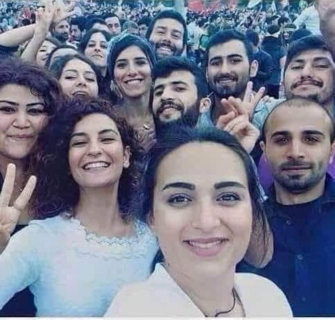 Çocuklara oyuncak götüren, yürekleri barış ve sevgi dolu, ülkenin aydın ve parlak insanlarını öldürdüler. Suruç katliamdır, utançtır. Bu utançla yüzleşilmeden, hesap verilmeden o patlama hep yüreğimizde olacak. Hesabı verilmeden huzur yok bizlere...
#SuruçKatliamı10YılOldu