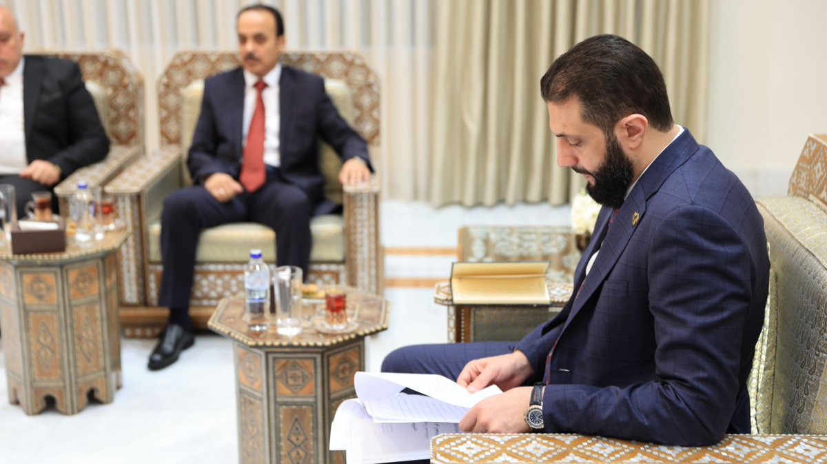 SyPresidency's tweet image. رئيس الجمهورية العربية السورية السيد أحمد الشرع يتسلم التقرير النهائي للجنة الوطنية للتحقيق وتقصي الحقائق في أحداث آذار المنصرم بالساحل السوري، وذلك بعد إنهاء عملها.
#رئاسة_الجمهورية_العربية_السورية
