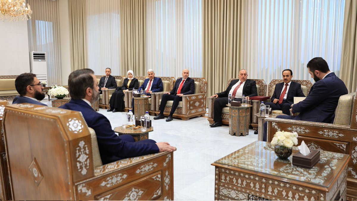 SyPresidency's tweet image. رئيس الجمهورية العربية السورية السيد أحمد الشرع يتسلم التقرير النهائي للجنة الوطنية للتحقيق وتقصي الحقائق في أحداث آذار المنصرم بالساحل السوري، وذلك بعد إنهاء عملها.
#رئاسة_الجمهورية_العربية_السورية