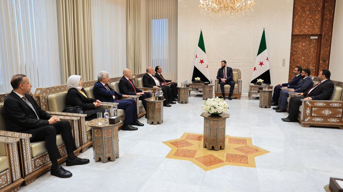 SyPresidency's tweet image. رئيس الجمهورية العربية السورية السيد أحمد الشرع يتسلم التقرير النهائي للجنة الوطنية للتحقيق وتقصي الحقائق في أحداث آذار المنصرم بالساحل السوري، وذلك بعد إنهاء عملها.
#رئاسة_الجمهورية_العربية_السورية