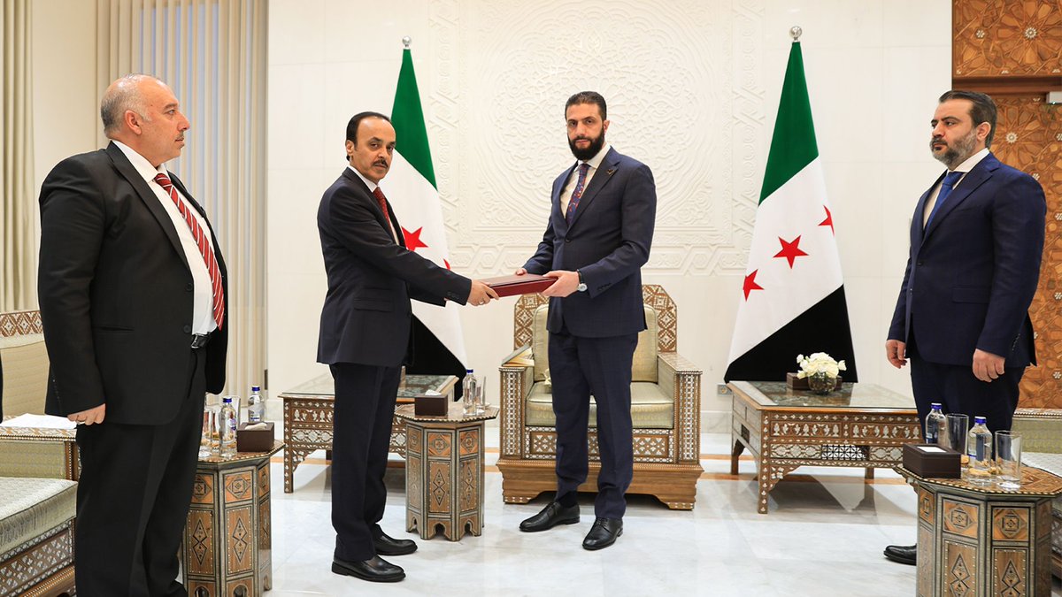 SyPresidency's tweet image. رئيس الجمهورية العربية السورية السيد أحمد الشرع يتسلم التقرير النهائي للجنة الوطنية للتحقيق وتقصي الحقائق في أحداث آذار المنصرم بالساحل السوري، وذلك بعد إنهاء عملها.
#رئاسة_الجمهورية_العربية_السورية