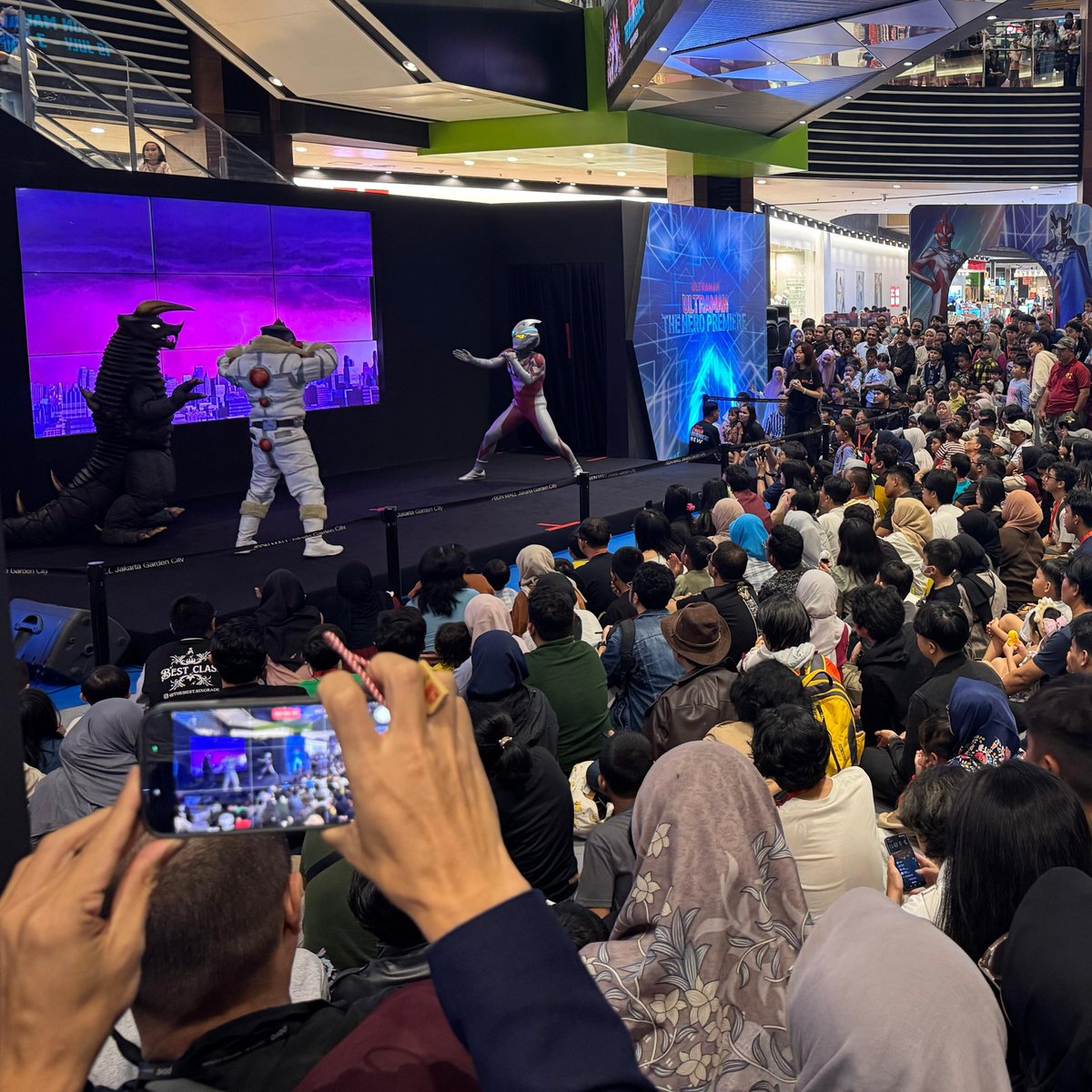 ucg_en's tweet image. ◢◤#UltramanCardGame◢◤
Check out the crowd at the ULTRAMAN The HERO PREMIERE 2025 in Indonesia 🇮🇩 !
You can also learn to play the Ultraman Card Game here!
Ultraman Omega will make an appearance!
Special guest Yuki Totsuka will also be in attendance!
📍Main Atrium AEON MALL…
