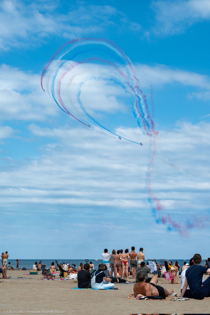 Patrouille de France (@pafofficiel) on Twitter photo 🌊 La mer, le sable et un panache tricolore qui se dessine dans le ciel.
La Patrouille de France a offert 25 minutes de performance au Gruissan plage airshow. Un moment suspendu, salué par un public venu nombreux et rassemblant petits et grands ! 🤗
<a href="/Armee_de_lair/">Armée de l'Air et de l'Espace</a>
<a href="/Armees_Gouv/">Ministère des Armées</a> 🌊 La mer, le sable et un panache tricolore qui se dessine dans le ciel.
La Patrouille de France a offert 25 minutes de performance au Gruissan plage airshow. Un moment suspendu, salué par un public venu nombreux et rassemblant petits et grands ! 🤗
<a href="/Armee_de_lair/">Armée de l'Air et de l'Espace</a>
<a href="/Armees_Gouv/">Ministère des Armées</a>