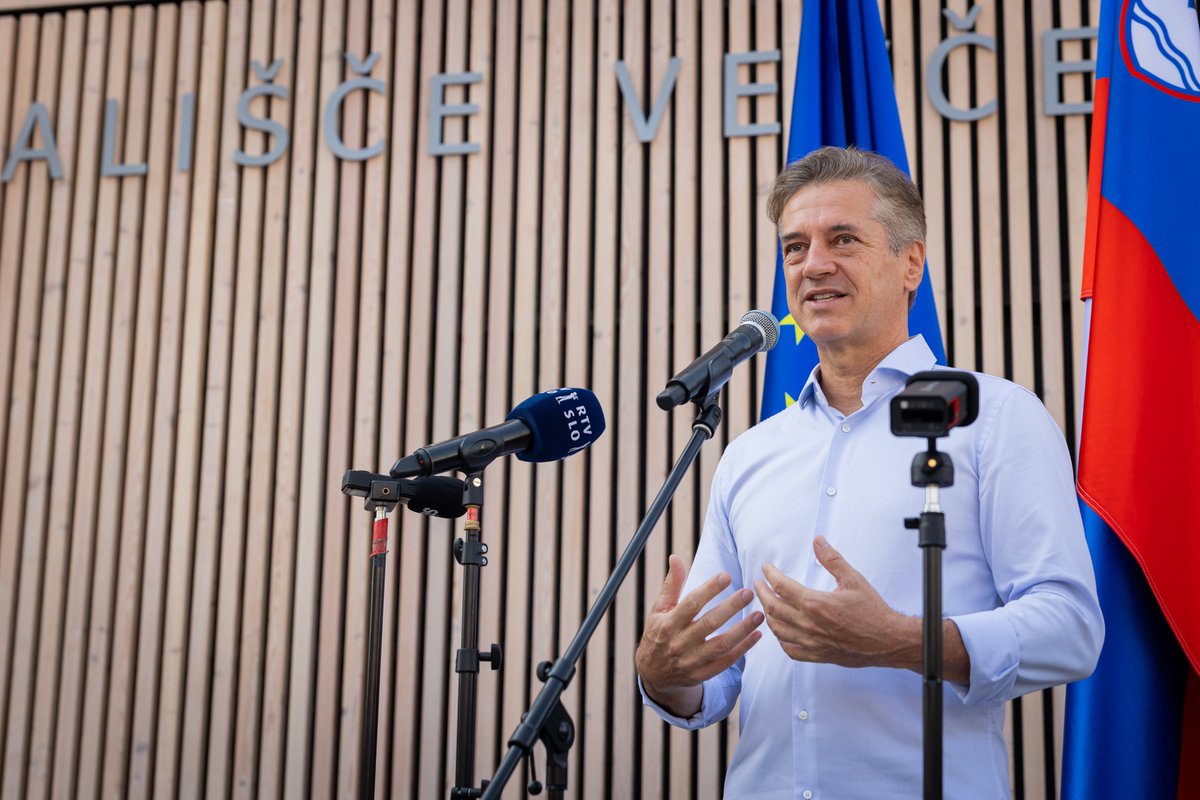 vladaRS's tweet image. Predsednik vlade dr. Robert Golob se je danes udeležil slavnostne otvoritve prenovljenega Kopališča Vevče v Dobrunjah pri Ljubljani. Kopališče bo sodoben športno-rekreativni center, zasnovan za aktivno preživljanje prostega časa vseh generacij.
Več v sporočilu za javnost 👇…