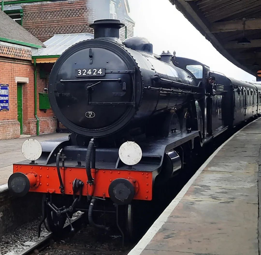 BJendenrailway's tweet photo. LBSCR H2 No. 32424 "Beachy Head" entering Horsted Keynes on 21st June 2025.
#bluebellrailway #32424beachyhead #LBSCRH2 #londonbrightonandsouthcoastrailway #steamfix #steamlocomotive #steamlocomotivephotography #railwayphotography #railway200 #railwayenthusiast https://t.co/QN7gSuIcfY