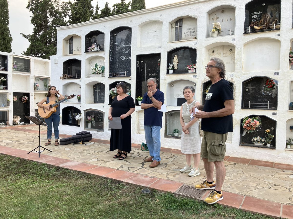 immolats_cat's tweet image. #TerraDeLlorers
18 de juliol de 2025
Just, emotiu i reparador acte d’Homenatge en Memòria de les persones enterrades a les #FossesComunes del Cementiri de Llorenç del Penedès
Paraules molt necessàries i accions dels artistes Àlvar Calvet i Aureli Ruiz. Música i veu Meritxell Gené