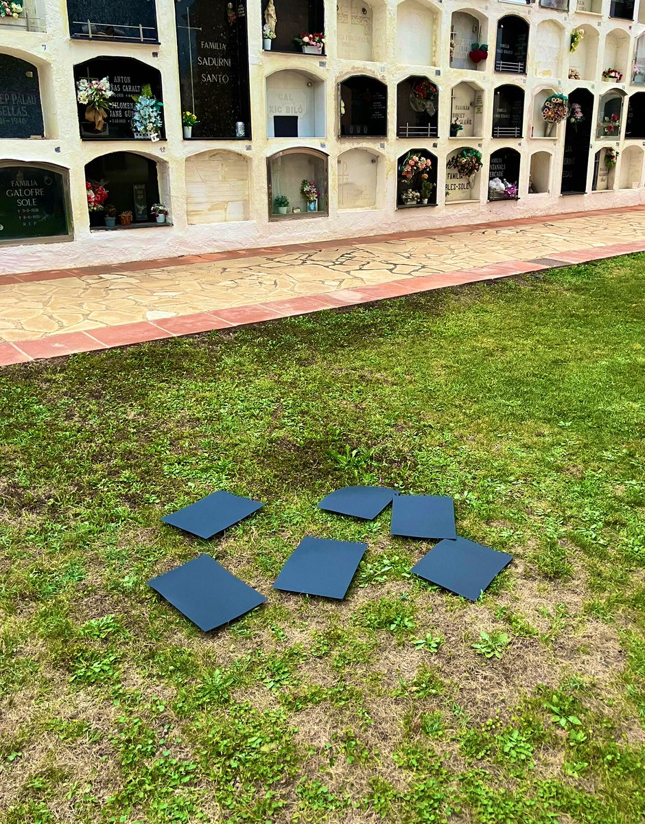 immolats_cat's tweet image. #TerraDeLlorers
18 de juliol de 2025
Just, emotiu i reparador acte d’Homenatge en Memòria de les persones enterrades a les #FossesComunes del Cementiri de Llorenç del Penedès
Paraules molt necessàries i accions dels artistes Àlvar Calvet i Aureli Ruiz. Música i veu Meritxell Gené