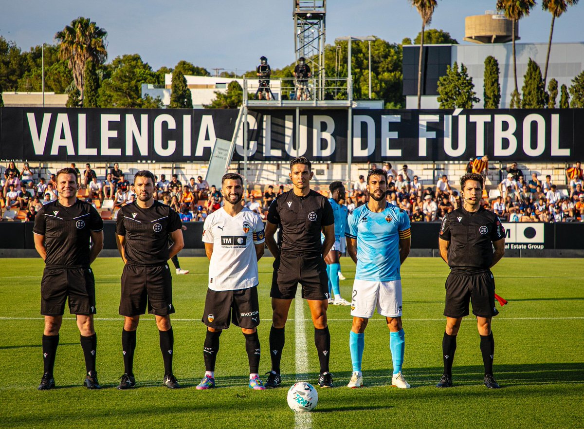 🙌⚽️ Hi ha ganes de futbol de pretemporada

Ahir el #ValenciaCastellón va tindre una gran acollida en <a href="/apunt_media/">À Punt</a>📺
📈 4,7% de share, 35.000 espectadors de mitjana amb pics que superaren els 80.000 espectadors

🔜 Dimecres (20:00 hores), més futbol en À Punt: #ValenciaLeganés