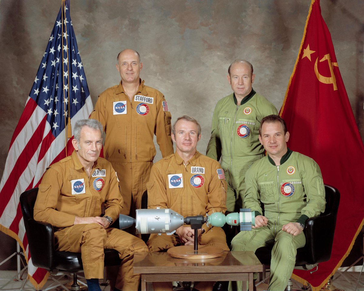 ¡Hace solo unos días, el 17 de julio, celebramos los 50 años del histórico “apretón de manos en órbita”! La misión Apollo-Soyuz en 1975 unió a astronautas estadounidenses y cosmonautas soviéticos por primera vez. Imagina: En plena Guerra Fría, dos naves acoplándose a 220 km de
