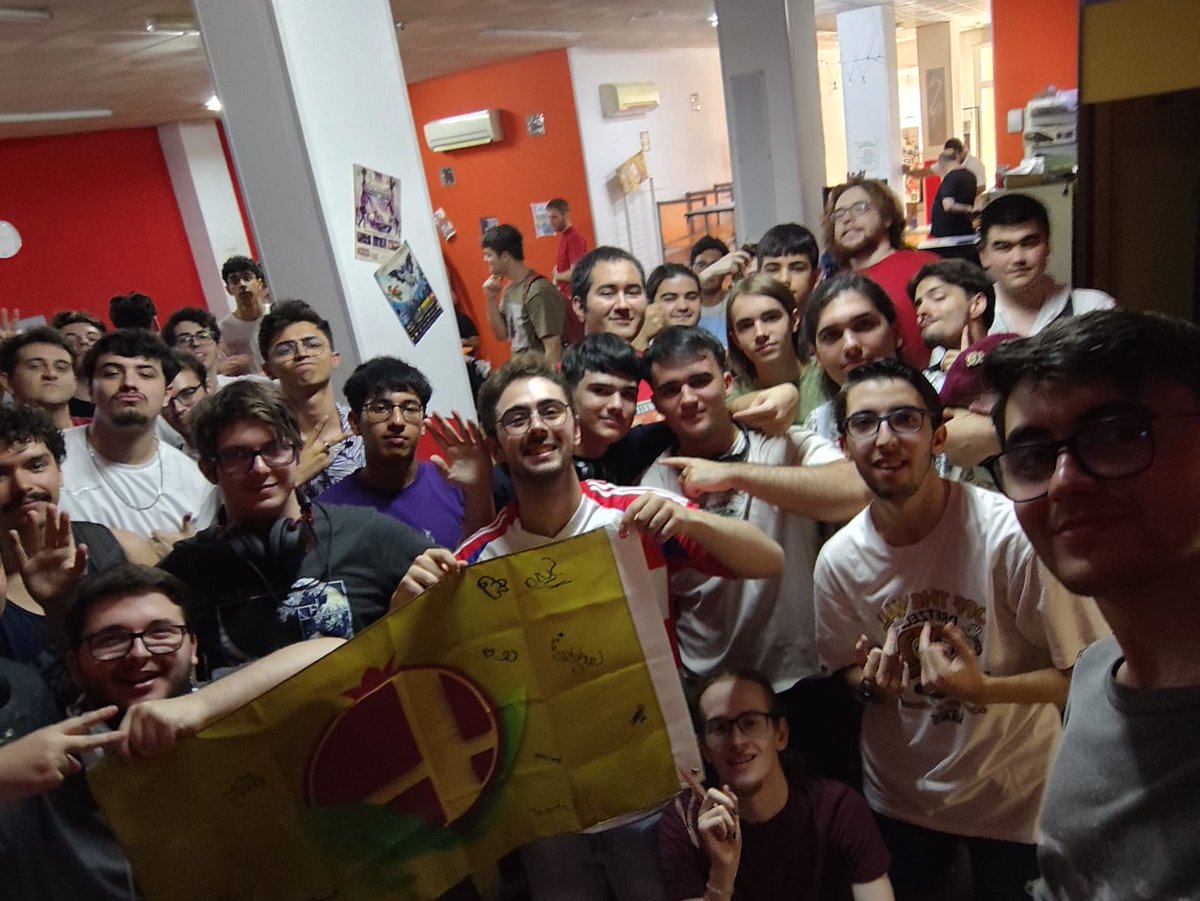 Ayer celebramos el que ha sido nuestro torneo más grande de lo que va de año, nos alegramos muchísimo de que lo hayáis pasado bien.

Dejamos aquí la foto del momento emotivo de despedida que celebramos para nuestro vecino y amigo Daystar. 💛