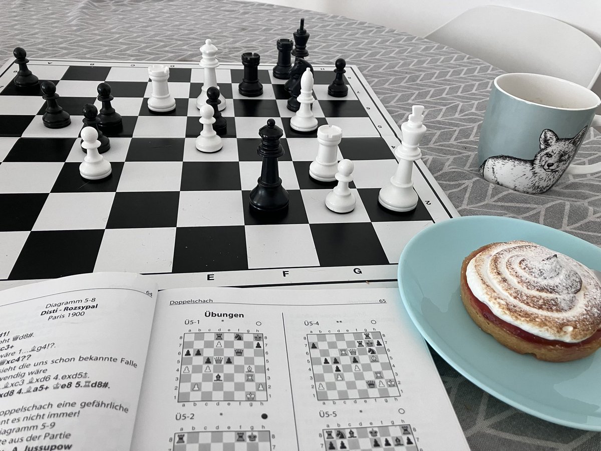 ehscho's tweet image. happy  #InternationalChessDay #WorldChessDay! what better way to celebrate than dusting off that yusupov book and with some cake. check out this position!