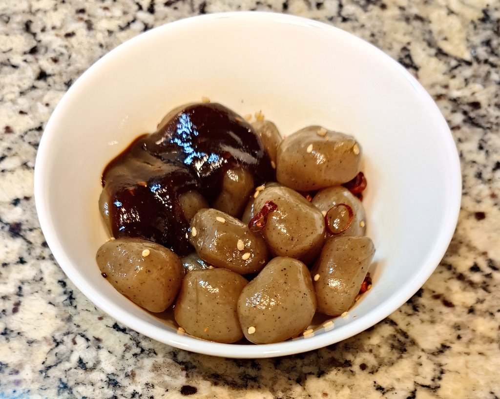 Oro_Tukasa's tweet image. セブンイレブンの玉こんにゃく、美味しいのだけど食べ進めるとこんにゃくから出る水でべシャシャになるので
いったんキッチンペーパーで余計な水分おとしたあと唐辛子とラー油を数滴あえて「つけてみそかけてみそ」でいただく。
というか付属のカラシがない…?