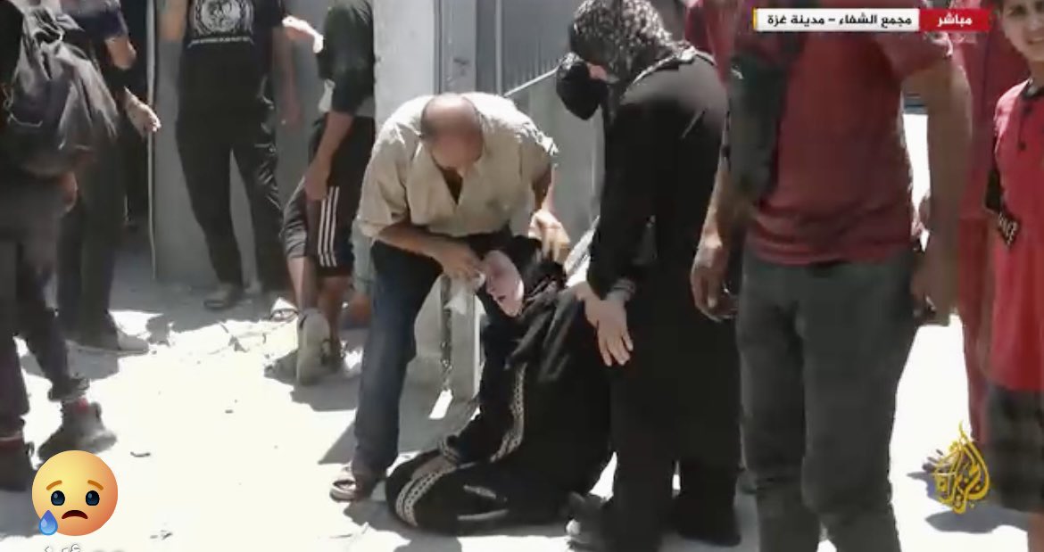 Tamer_Alnoaizy's tweet image. Just moments ago, I was watching the news live on my phone… and suddenly, a woman collapsed to the ground. She fell right in front of the camera, in front of the whole world—not because of illness or injury, but because of hunger.
Yes, hunger. In an age where some tables…