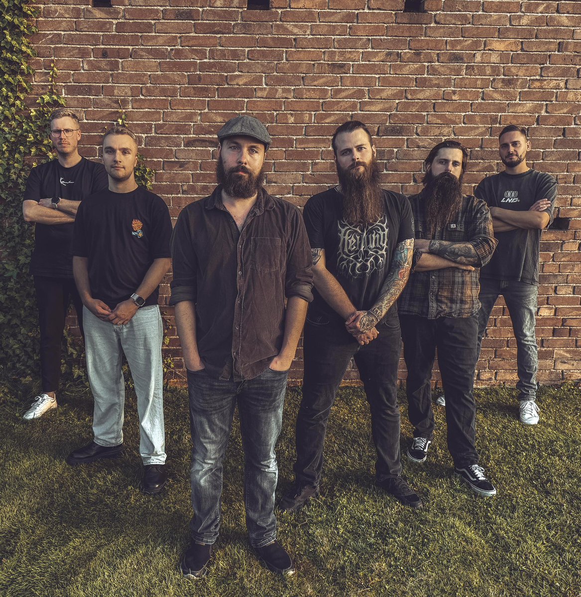 Neue Bandfotos 📸

#fjordvind #music #band #folkrock #vikings #vikingmusic #band #mps #geige #rock #fyp #mittelalter #mittelaltermusik