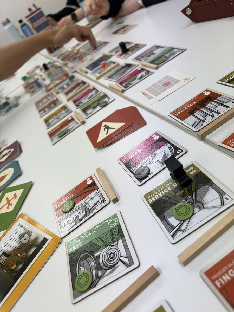 mayutank99's tweet photo. 🎲BURGLE BROS.🎲

これは！おもしろいィー！✨

協力型の強盗モノで「金庫を破って脱出 or DIE」というシンプルな内容なのですけど、ターゲットのセキュリティ&amp;ガードがパネぇ…に加えて、吠えるチワワにむせるほど笑う🤣

英語版で遊びましたが何回でも遊びたいので誰かローカライズ頼む！🙏 https://t.co/b216m5SfjR
