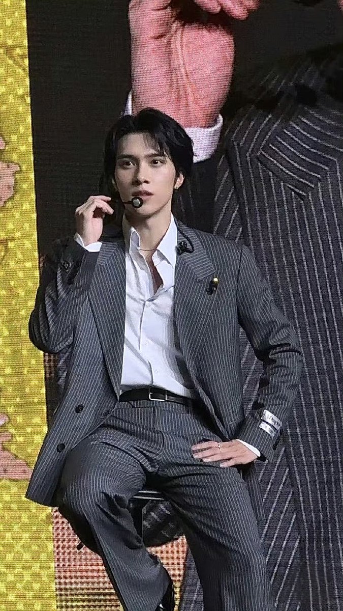 hendery in a new suit tonight