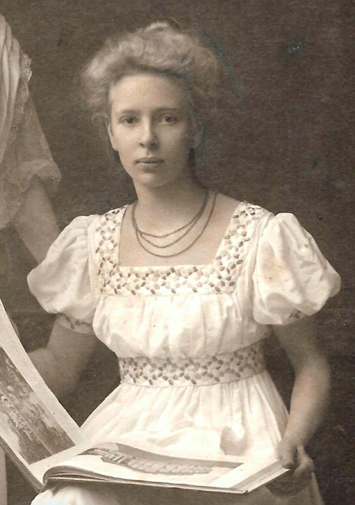 KateAusten5's tweet image. Algún día habrá de reconocerse el papel de Katherine Marion Metcalfe en el conocimiento y valoración de #JaneAusten. Ella preparó la edición de Orgullo y prejuicio de 1912 para Oxford y alentó a su marido, R. W. Chapman, a estudiarla. Esto fue definitivo para la obra de Austen.
