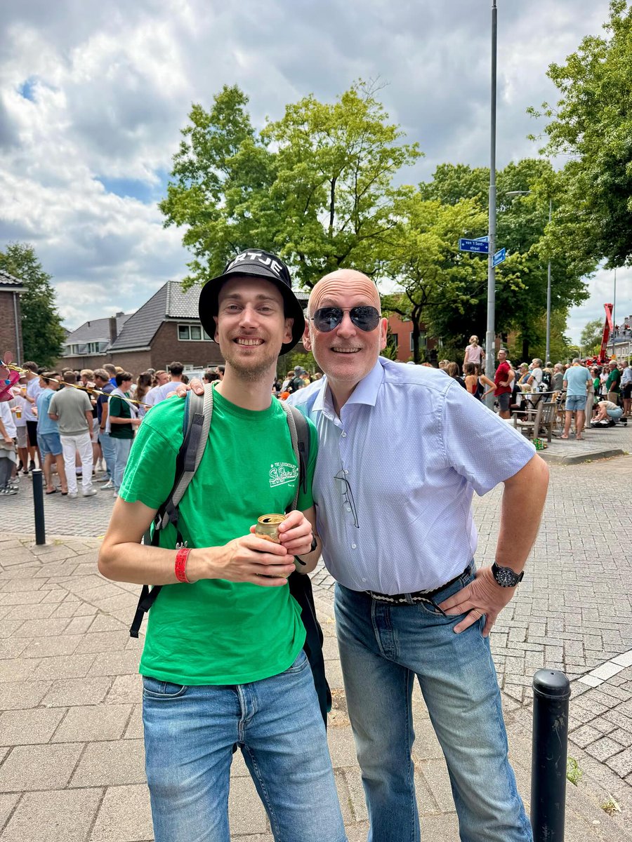 DonArturito's tweet image. Frenske @franstimmermans ging naar de Vierdaagse. Niet om te lopen natuurlijk, maar om vier dagen frikandellen te snaaien met zijn soortgenoot Huubke Bruls